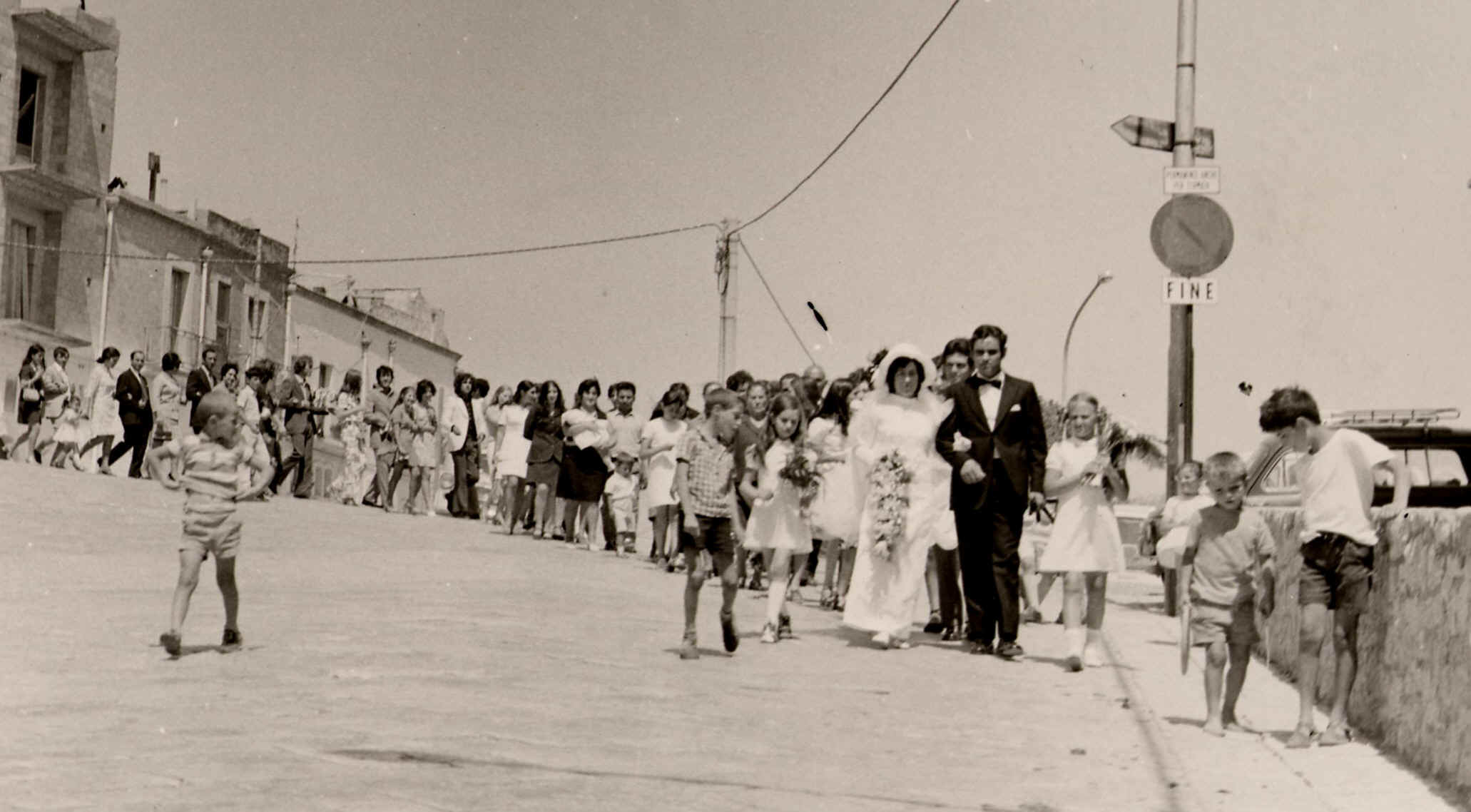 18 agosto 1971, Corteo nuziale in piazza Il vento del Matrimonio di Canio Pontillo e Michelina Schiavone